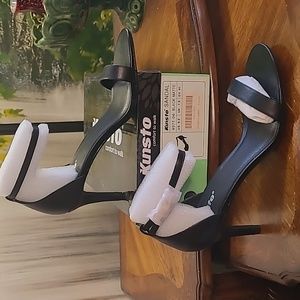 New in box! Kunsto Womens 9.5 Sexy classic black matte dressy heel sandal